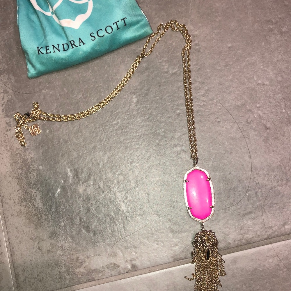 Kendra Scott signature pendant